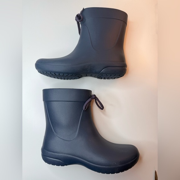 Women’s Crocs Freesail Shorty Rain Boot 203851 in Dark Navy Women's Size 8 - Picture 14 of 16